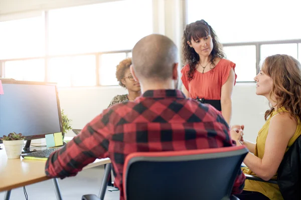 Gruppe kreativer Geschäftsleute in einem Großraumbüro beim Brainstorming für ihr nächstes Projekt. — Stockfoto