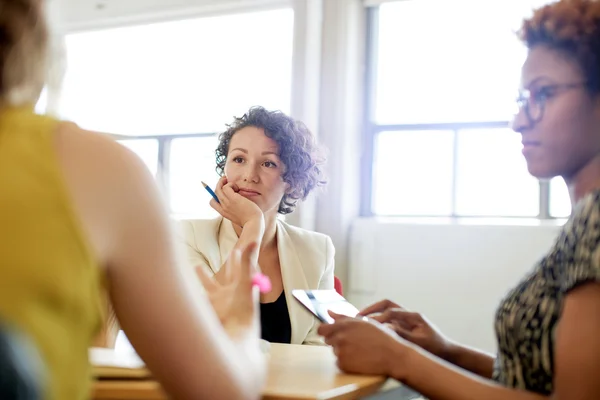 Gruppe kreativer Geschäftsleute in einem Großraumbüro beim Brainstorming für ihr nächstes Projekt. — Stockfoto