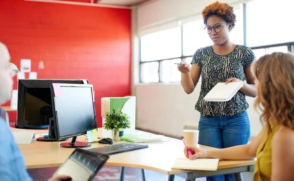 Gruppe kreativer Geschäftsleute in einem Großraumbüro beim Brainstorming für ihr nächstes Projekt. — Stockfoto