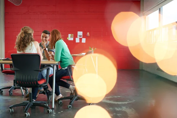 Yaratıcı iş adamları onların sonraki proje beyin fırtınası bir açık kavram ofiste unposed grubu.