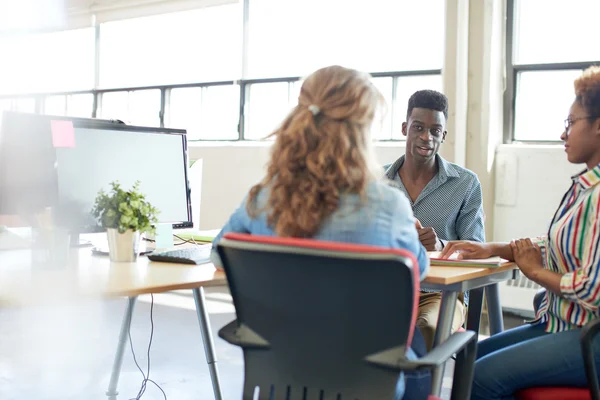 Gruppe kreativer Geschäftsleute in einem Großraumbüro beim Brainstorming für ihr nächstes Projekt. — Stockfoto