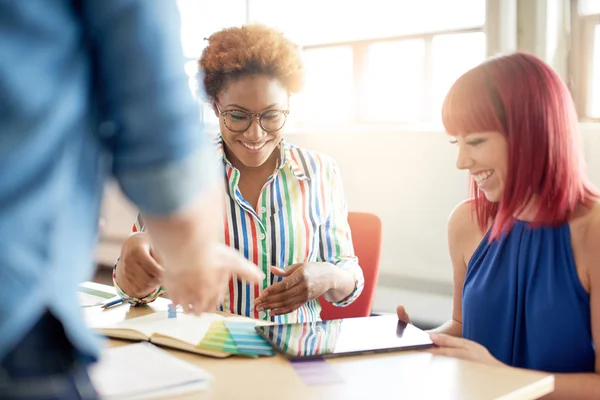 Grupo não representado de empresários criativos em um escritório conceito aberto brainstorming seu próximo projeto . — Fotografia de Stock