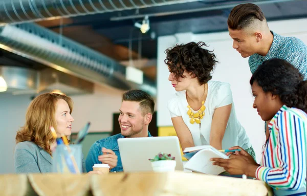 Immagine candida di un gruppo con uomini d'affari di successo catturati in un incontro di brainstorming animato — Foto Stock