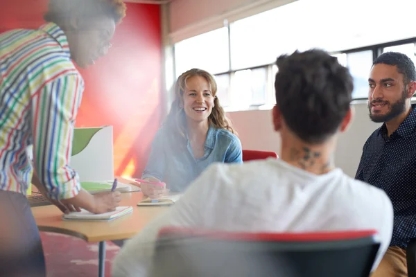 Grupo desconocido de empresarios creativos en una oficina de concepto abierto haciendo una lluvia de ideas sobre su próximo proyecto . — Foto de Stock