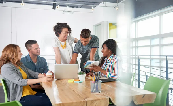 Multi gruppo etnico di uomini d'affari creativi di successo utilizzando un computer portatile durante l'incontro franco — Foto Stock