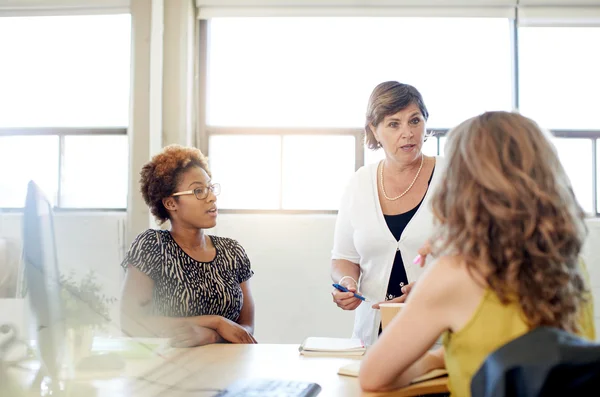 Grupo desconocido de empresarios creativos en una oficina de concepto abierto haciendo una lluvia de ideas sobre su próximo proyecto . — Foto de Stock