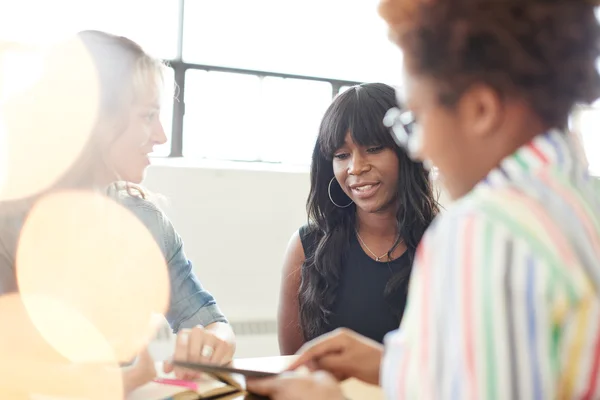 Gruppe kreativer Geschäftsleute in einem Großraumbüro beim Brainstorming für ihr nächstes Projekt. — Stockfoto