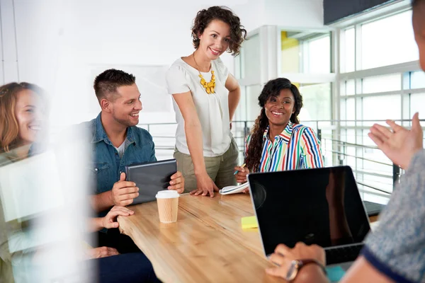 Multiethnische Gruppe erfolgreicher kreativer Geschäftsleute mit Laptop während eines offenen Treffens — Stockfoto