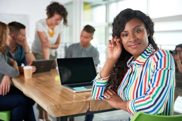 Imagem de uma mulher de negócios casual bem sucedida usando laptop durante a reunião — Fotografia de Stock