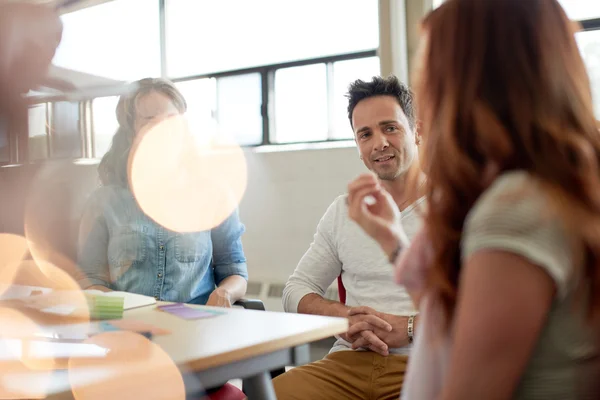 Grupo desconocido de empresarios creativos en una oficina de concepto abierto haciendo una lluvia de ideas sobre su próximo proyecto . — Foto de Stock