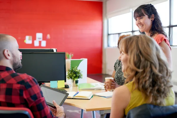 Grupo desconocido de empresarios creativos en una oficina de concepto abierto haciendo una lluvia de ideas sobre su próximo proyecto . —  Fotos de Stock