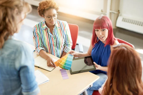 Gruppe kreativer Geschäftsleute in einem Großraumbüro beim Brainstorming für ihr nächstes Projekt. — Stockfoto