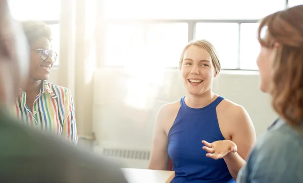 Gruppe kreativer Geschäftsleute in einem Großraumbüro beim Brainstorming für ihr nächstes Projekt. — Stockfoto