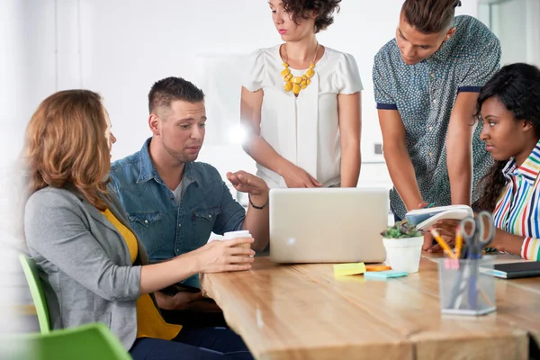 Multiethnische Gruppe erfolgreicher kreativer Geschäftsleute mit Laptop während eines offenen Treffens — Stockfoto