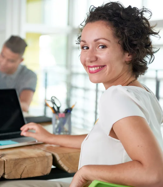 Toplantı sırasında dizüstü bilgisayar kullanan bir başarılı rahat iş kadın görüntüsünü — Stok fotoğraf