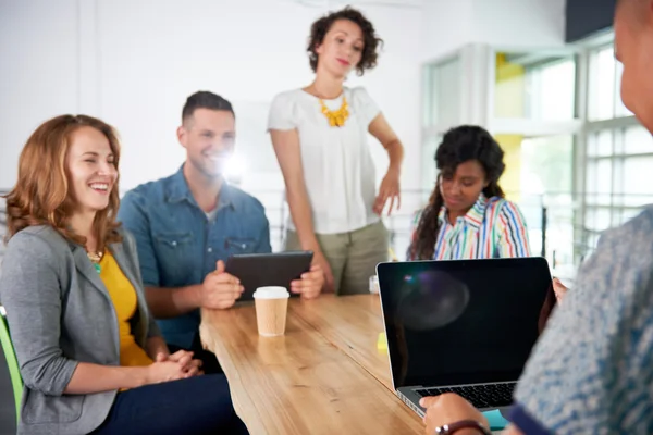 Multi grupo étnico de personas exitosas creativas de negocios utilizando una computadora portátil durante una reunión franca — Foto de Stock