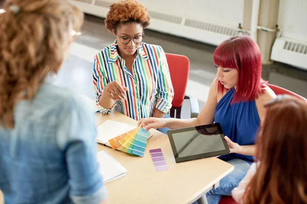 Grupo não representado de empresários criativos em um escritório conceito aberto brainstorming seu próximo projeto . — Fotografia de Stock