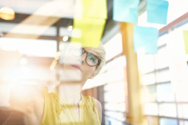 Yapışkan notlar windows kullanarak sosyal medya strateji beyin fırtınası çalışma iki yaratıcı millenial küçük işletme sahipleri