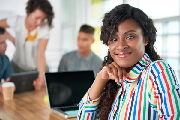 Afbeelding van een casual zakenvrouw van laptop gebruikt tijdens bijeenkomst succesvol — Stockfoto