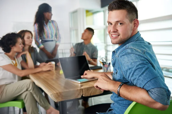 Imagen de un exitoso hombre de negocios casual usando un portátil durante la reunión — Foto de Stock