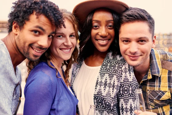 Groupe d'amis multiethnique millénaire prenant une photo selfie avec téléphone portable sur le toit-terrasse au coucher du soleil — Photo