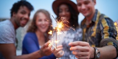 Çatı terrasse adlı günbatımı üzerinde friendsfolding maytaplardan çok etnik gruptan oluşan millenial grup