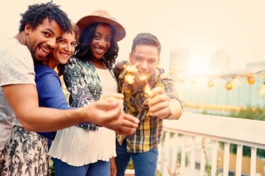 Çatı terrasse adlı günbatımı üzerinde friendsfolding maytaplardan çok etnik gruptan oluşan millenial grup