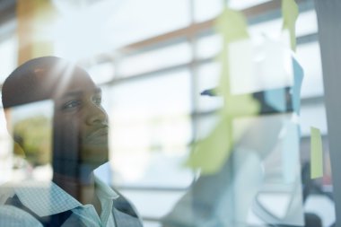 Yapışkan notlar windows kullanarak sosyal medya strateji beyin fırtınası çalışma iki yaratıcı millenial küçük işletme sahipleri