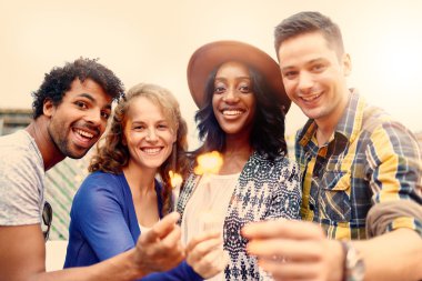Çatı terrasse adlı günbatımı üzerinde friendsfolding maytaplardan çok etnik gruptan oluşan millenial grup
