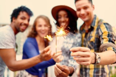 Çatı terrasse adlı günbatımı üzerinde friendsfolding maytaplardan çok etnik gruptan oluşan millenial grup