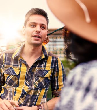 Çok etnik gruptan oluşan millenial çift flört 