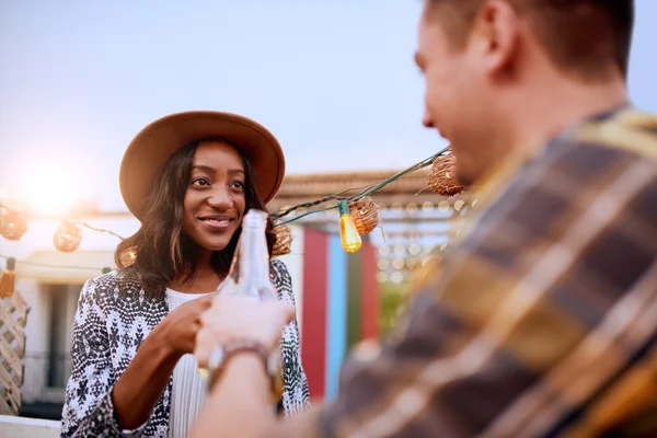 Multietnické millenial pár flirtování — Stock fotografie