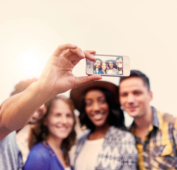 Grupo multi-étnico milenar de amigos tirando uma selfie — Fotografia de Stock