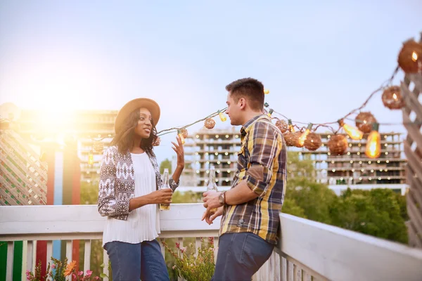 Pareja multiétnica milenaria — Foto de Stock