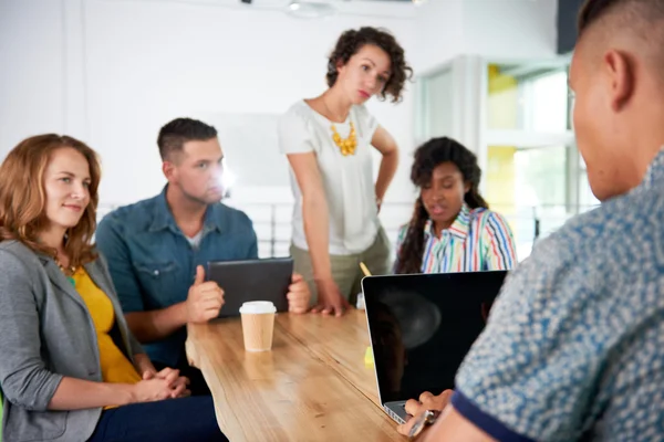 Multiethnische Gruppe erfolgreicher kreativer Geschäftsleute — Stockfoto