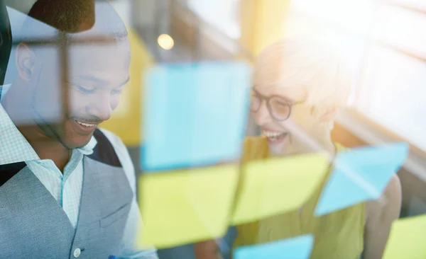 Dos propietarios de pequeñas empresas milenarias creativas —  Fotos de Stock