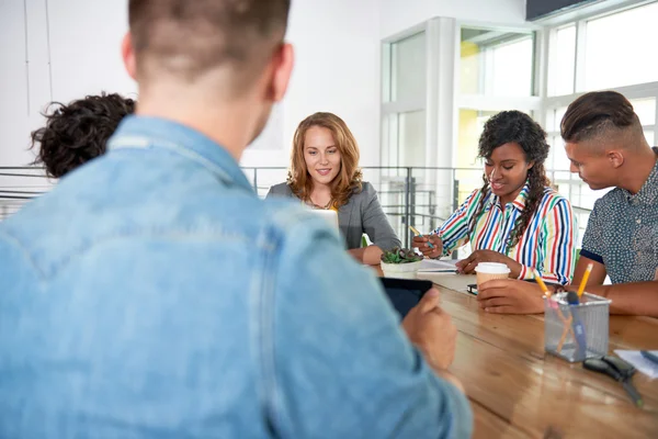 Multi-etnische groep van succesvolle creatieve zakenmensen — Stockfoto