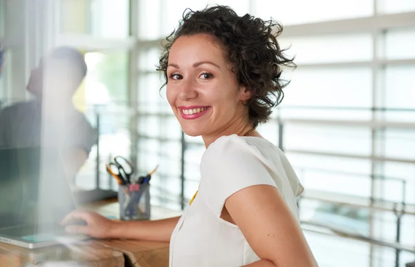 Immagine di una donna d'affari casual di successo — Foto Stock