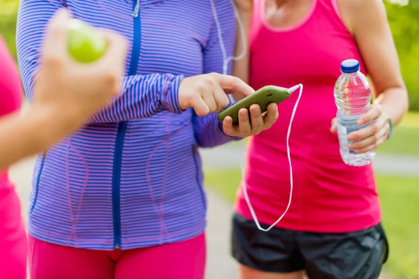 Amitié et fitness dans le parc — Photo