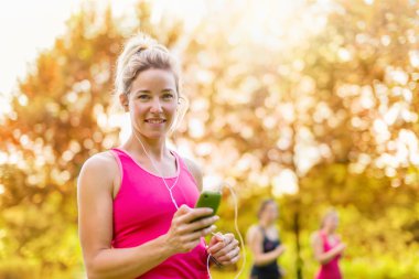 çekici bir kadın spor sırasında müzik