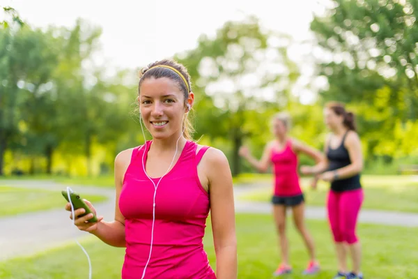 Lyssna på musik via sin smartphone — Stockfoto