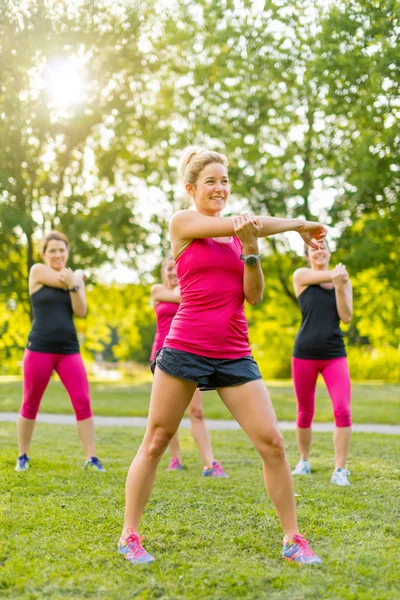 Grupo de mujeres esparciéndose antes de una carrera —  Fotos de Stock