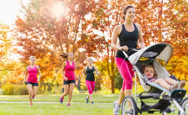 Moeder en vrienden joggen — Stockfoto