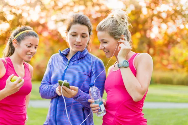 Przyjaźń i fitness w parc — Zdjęcie stockowe