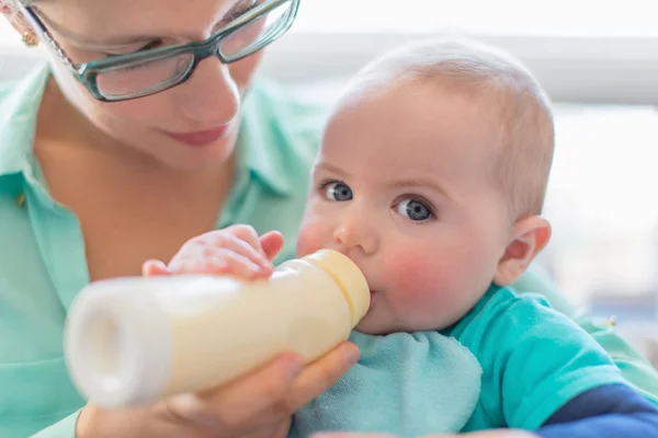 Mignon bébé brinking à partir d'un bouteille — Photo