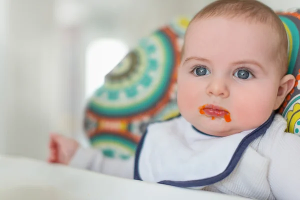 Carino bambino mangiare purea — Foto Stock