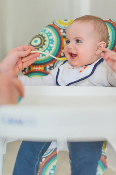 Bebê bonito comer purê — Fotografia de Stock