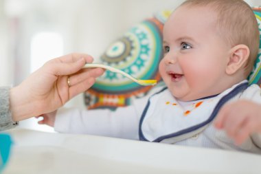 Şirin Bebek püresi yiyor