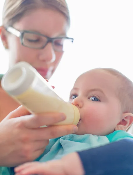 Schattige baby brinking uit een fles — Stockfoto