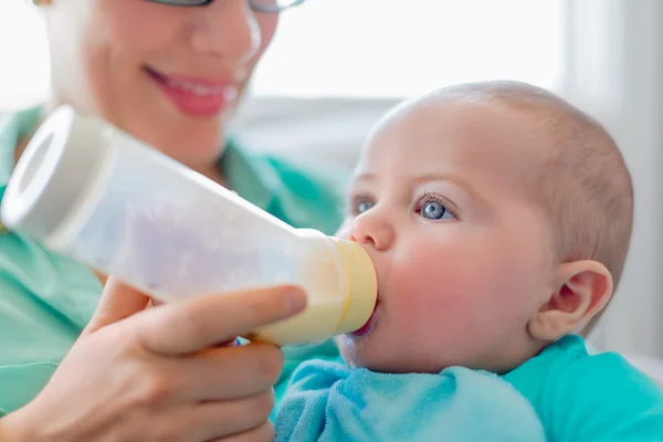 Bebê bonito brinking de uma garrafa — Fotografia de Stock